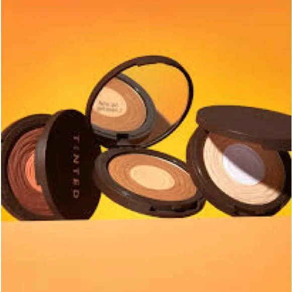 ‘Medium’ Hueskin Brightening Core Setting Powder - Picture 2 of 7